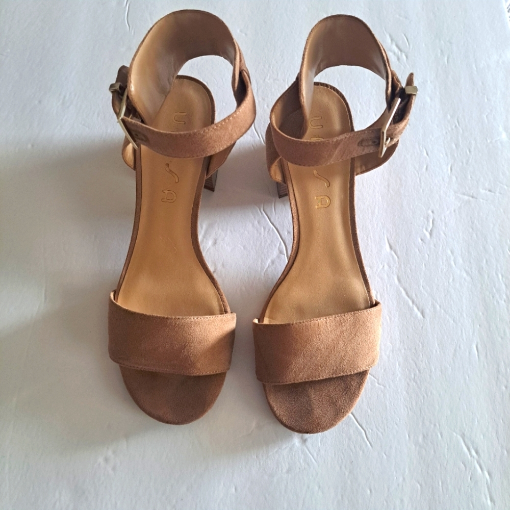 UNISA Tan 2"-3" Block Heel Sandals Ankle Straps Women's Size 8.5 M - Picture 1 of 10